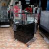 珠宝柜、玻璃柜展示产品方形，1 个玻璃门洞，黑色木质底座。