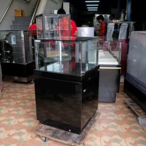 珠宝柜、玻璃柜展示产品方形，1 个玻璃门洞，黑色木质底座。