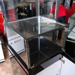 珠宝柜、玻璃柜展示产品方形，1 个玻璃门洞，黑色木质底座。