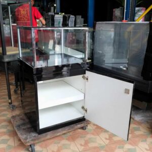 珠宝柜、玻璃柜展示产品方形，1 个玻璃门洞，黑色木质底座。