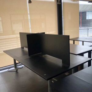 办公桌，4 个座位，钢架，木顶，黑色，带轮子。