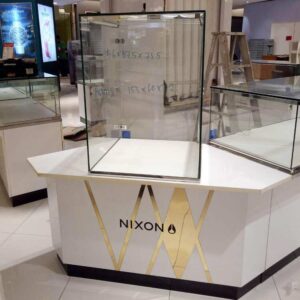 珠宝柜，玻璃制品展示柜，高大的造型，白色六边形底座。 （用于连接 2 个角）