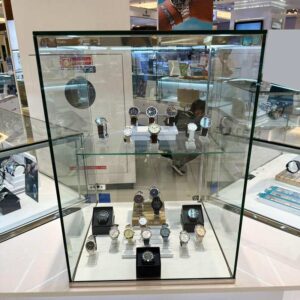 珠宝柜，玻璃制品展示柜，高大的造型，白色六边形底座。 （用于连接 2 个角）