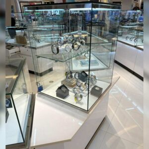 珠宝柜，玻璃制品展示柜，高大的造型，白色六边形底座。 （用于连接 2 个角）