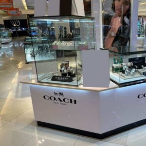 珠宝柜，玻璃制品展示柜，高大的造型，白色六边形底座。 （用于连接 2 个角）