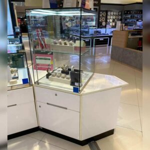 珠宝柜，玻璃制品展示柜，高大的造型，白色六边形底座。 （用于连接 2 个角）