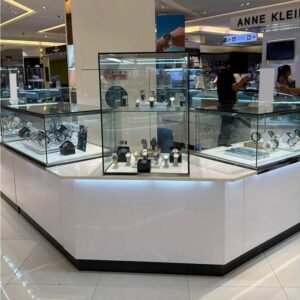 珠宝柜,玻璃制品展示柜,高大的造型,白色六边形底座。 (用于连接 2 个角)