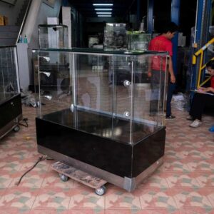 珠宝柜、玻璃柜展示产品长方形，高镜子，滑动玻璃门。木质底座，不锈钢边缘