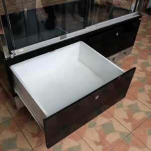 珠宝柜、玻璃柜展示产品长方形，高镜子，滑动玻璃门。木质底座，不锈钢边缘