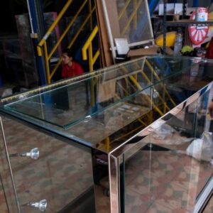 珠宝柜、玻璃柜展示产品长方形，高镜子，滑动玻璃门。木质底座，不锈钢边缘