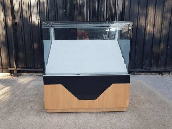 珠宝柜、玻璃柜展示产品电话展示柜滑动玻璃门木质框架,黑色顶部