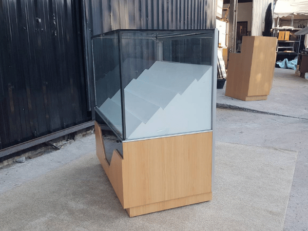 珠宝柜、玻璃柜展示产品电话展示柜滑动玻璃门木质框架，黑色顶部