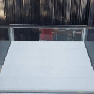 珠宝柜、玻璃柜展示产品电话展示柜滑动玻璃门木质框架，黑色顶部