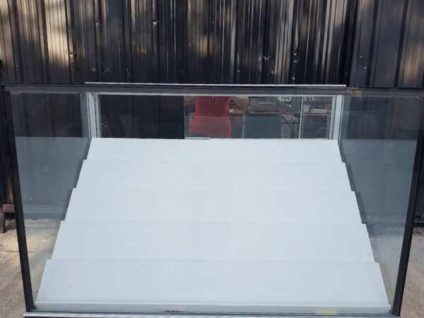 珠宝柜、玻璃柜展示产品电话展示柜滑动玻璃门木质框架,黑色顶部