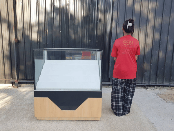 珠宝柜、玻璃柜展示产品电话展示柜滑动玻璃门木质框架，黑色顶部