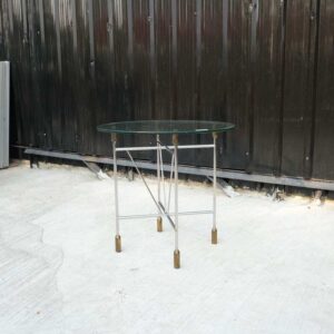 圆形玻璃顶桌，雕花玻璃，钢腿，酒店级做工。