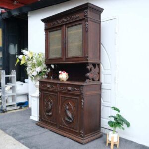 高大的自助柜，木雕花鸟图案。欧洲的作品来自德国。