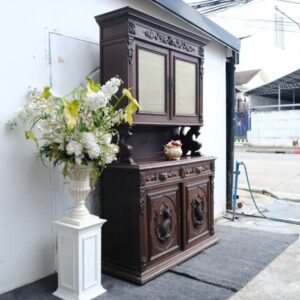 高大的自助柜，木雕花鸟图案。欧洲的作品来自德国。