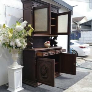高大的自助柜，木雕花鸟图案。欧洲的作品来自德国。