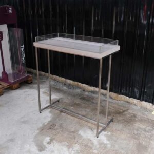 高大的木制产品展示托盘，固定在透明的亚克力框架上。产品货架、钢腿架