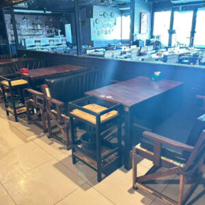 餐厅、咖啡馆、酒吧、饮料站的木制站。饮料架黑色钢架