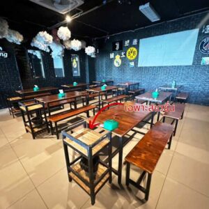 餐厅、咖啡馆、酒吧、饮料站的木制站。饮料架黑色钢架