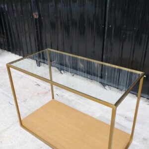 产品展示架产品货架，玻璃顶，金色钢架棕色木桌脚