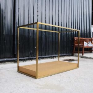 产品展示架产品货架，玻璃顶，金色钢架棕色木桌脚