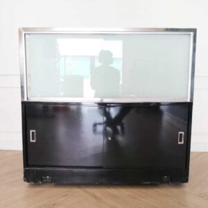 珠宝柜，玻璃产品展示柜，展示柜，黑色木框架，白色产品底座，2扇推拉门，带轮子。