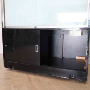 珠宝柜，玻璃产品展示柜，展示柜，黑色木框架，白色产品底座，2扇推拉门，带轮子。