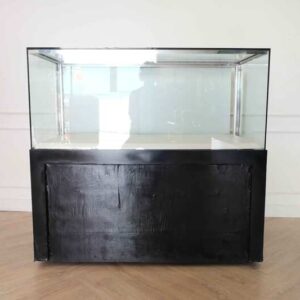 珠宝柜，玻璃产品展示柜，展示柜，黑色木框架，白色产品底座，2扇推拉门，带轮子。