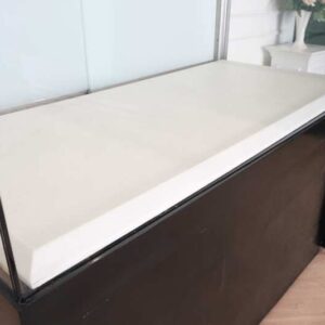 珠宝柜，玻璃产品展示柜，展示柜，黑色木框架，白色产品底座，2扇推拉门，带轮子。