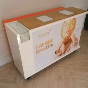 橙色和白色柜台，后面有 3 个储物门。