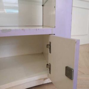 珠宝柜，弧形玻璃产品展示柜，紫色，无门盖玻璃隔间。