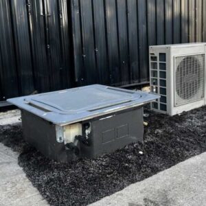 四向空调，大金品牌，型号 FCRN30FXV1S，尺寸 30,000 BTU。