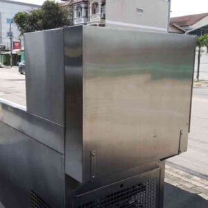 不锈钢柜台冰柜顶部有一个托盘孔。