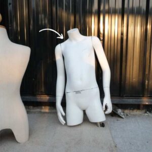 用于展示男孩衬衫的白色人体模型