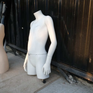 用于展示男孩衬衫的白色人体模型