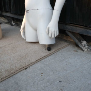 用于展示男孩衬衫的白色人体模型