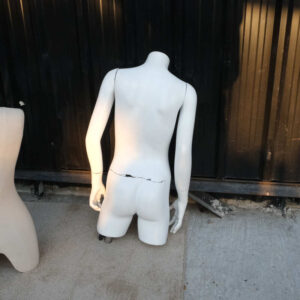 用于展示男孩衬衫的白色人体模型