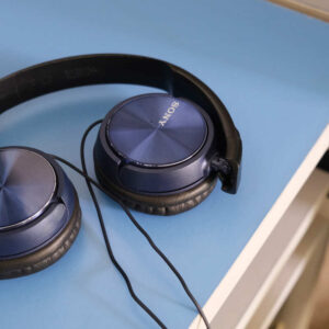 头戴式耳机，品牌 Sony，型号 MDR ZX310AP 系列带麦克风平衡声音耳机 - 蓝色和红色