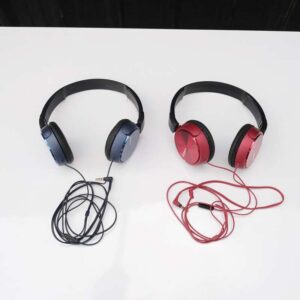 头戴式耳机，品牌 Sony，型号 MDR ZX310AP 系列带麦克风平衡声音耳机 - 蓝色和红色
