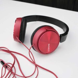 头戴式耳机，品牌 Sony，型号 MDR ZX310AP 系列带麦克风平衡声音耳机 - 蓝色和红色