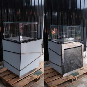 珠宝柜、玻璃柜展示产品底座采用不锈钢刻花玻璃图案设计，有一个带有 1 个灰色石纹门的储物柜。