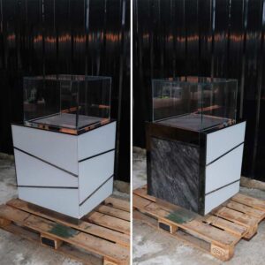 珠宝柜、玻璃柜展示产品底座采用不锈钢刻花玻璃图案设计，有一个带有 1 个灰色石纹门的储物柜。