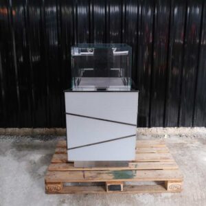 珠宝柜、玻璃柜展示产品底座采用不锈钢刻花玻璃图案设计，有一个带有 1 个灰色石纹门的储物柜。