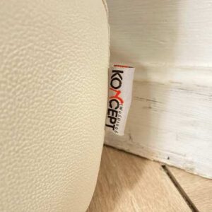 2人座沙发，奶油色真皮座椅上面覆盖着条纹布