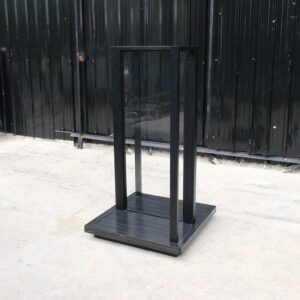 产品架，两侧，中间有玻璃隔板黑钢框架，木底座
