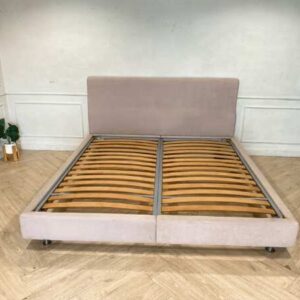 床6英尺，铺有米色布料**仅床、床垫已售出**。