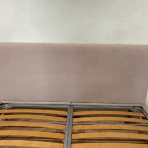 床6英尺，铺有米色布料**仅床、床垫已售出**。